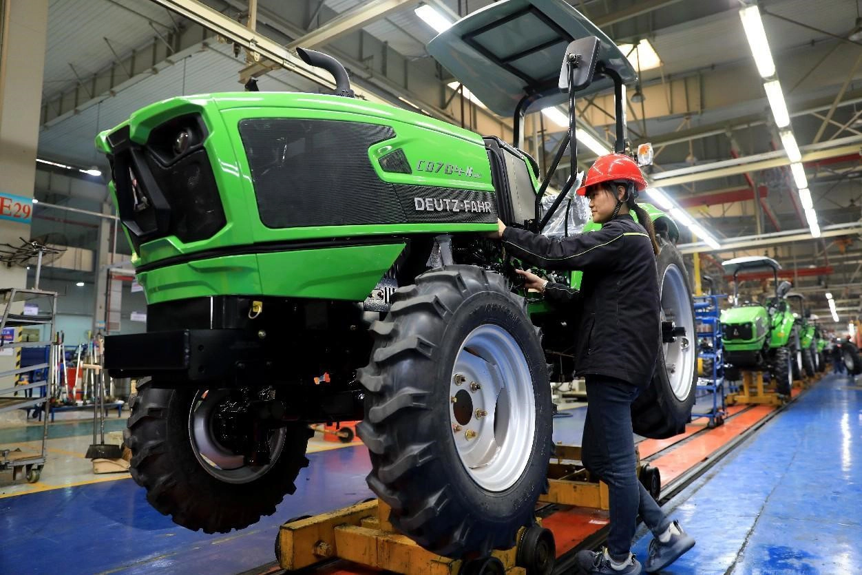 66d2b4c503308c30f7484f9f_649304af2cfcda619015a78a_heavy-machinery-chinese-trade-show-tractor-inspection